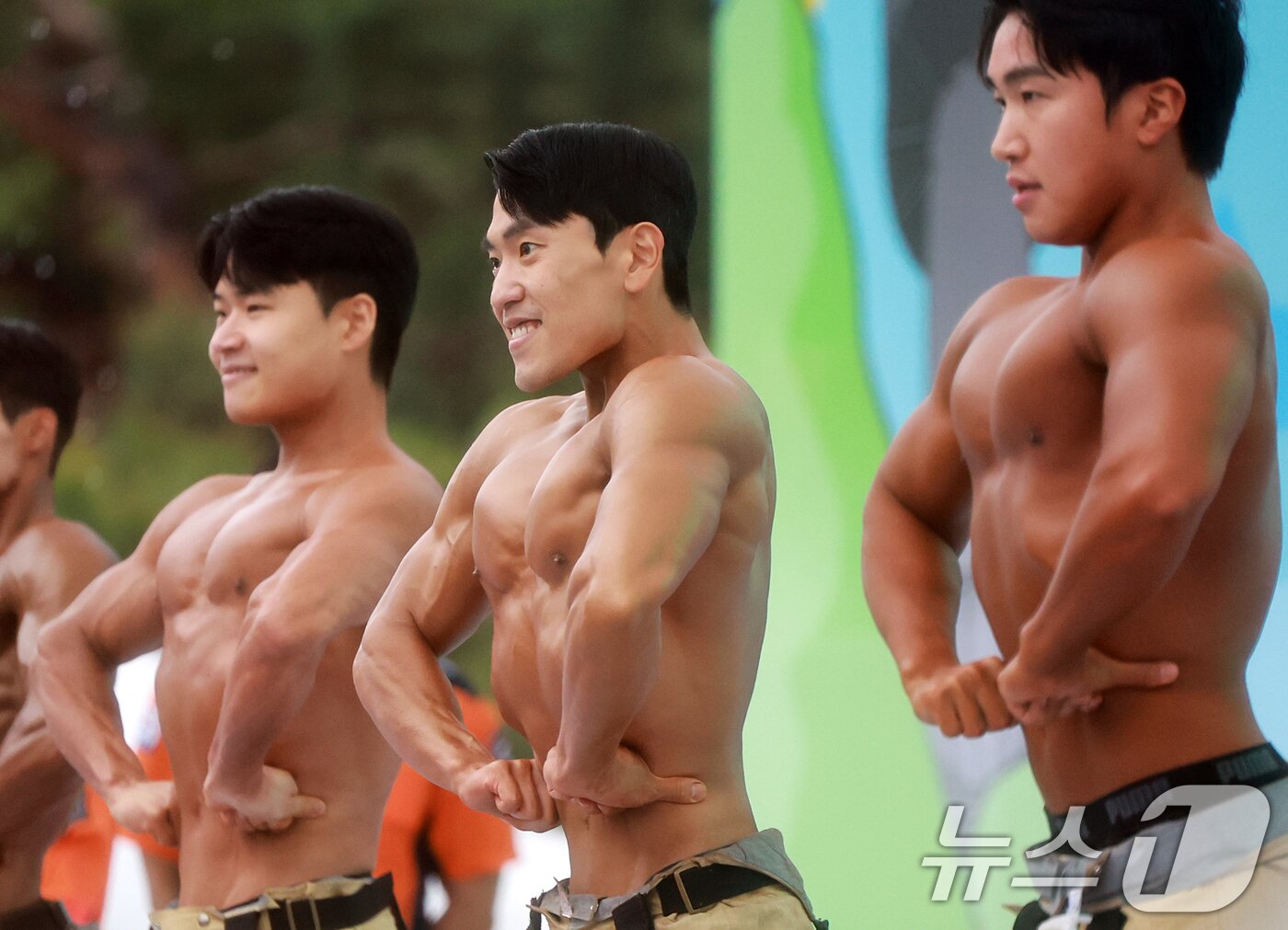본문 이미지 - 1일 서울 영등포구 여의도공원 문화의마당에서 열린 몸짱소방관 선발대회에 출전한 소방관들이 근육을 뽐내기에 앞서 준비하고 있다. 2025.5.1/뉴스1 ⓒ News1 김진환 기자