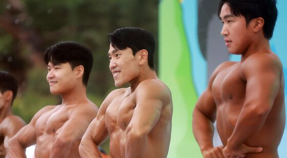 소방관들의 근육 뽐내기