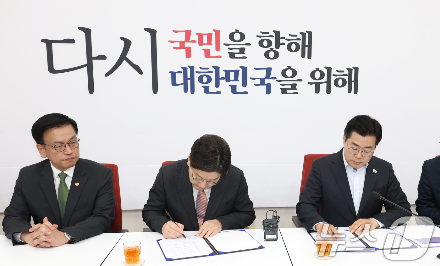 (서울=뉴스1) 이광호 기자 = 권성동 국민의힘 원내대표와 박찬대 더불어민주당 원내대표가 1일 오전 서울 여의도 국회에서 추경안 합의문에 서명하고 있다.왼쪽부터 최상목 경제부총리 …