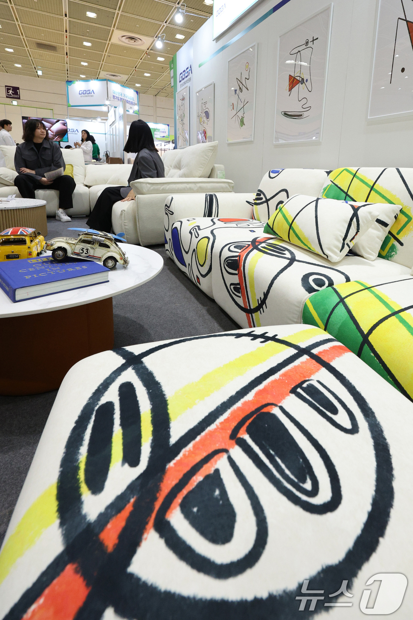 (서울=뉴스1) 신웅수 기자 = 1일 서울 강남구 코엑스에서 열린 서울국제가구 및 인테리어산업대전(소펀앤라이프쇼)에서 관람객들이 인테리어 용품을 살펴보고 있다.소펀앤라이프쇼는 프리 …