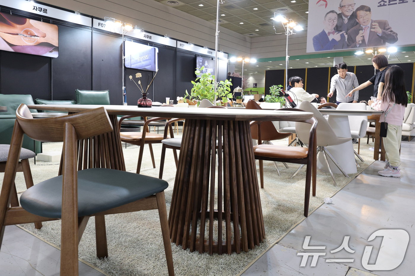 (서울=뉴스1) 신웅수 기자 = 1일 서울 강남구 코엑스에서 열린 서울국제가구 및 인테리어산업대전(소펀앤라이프쇼)에서 관람객들이 인테리어 용품을 살펴보고 있다.소펀앤라이프쇼는 프리 …