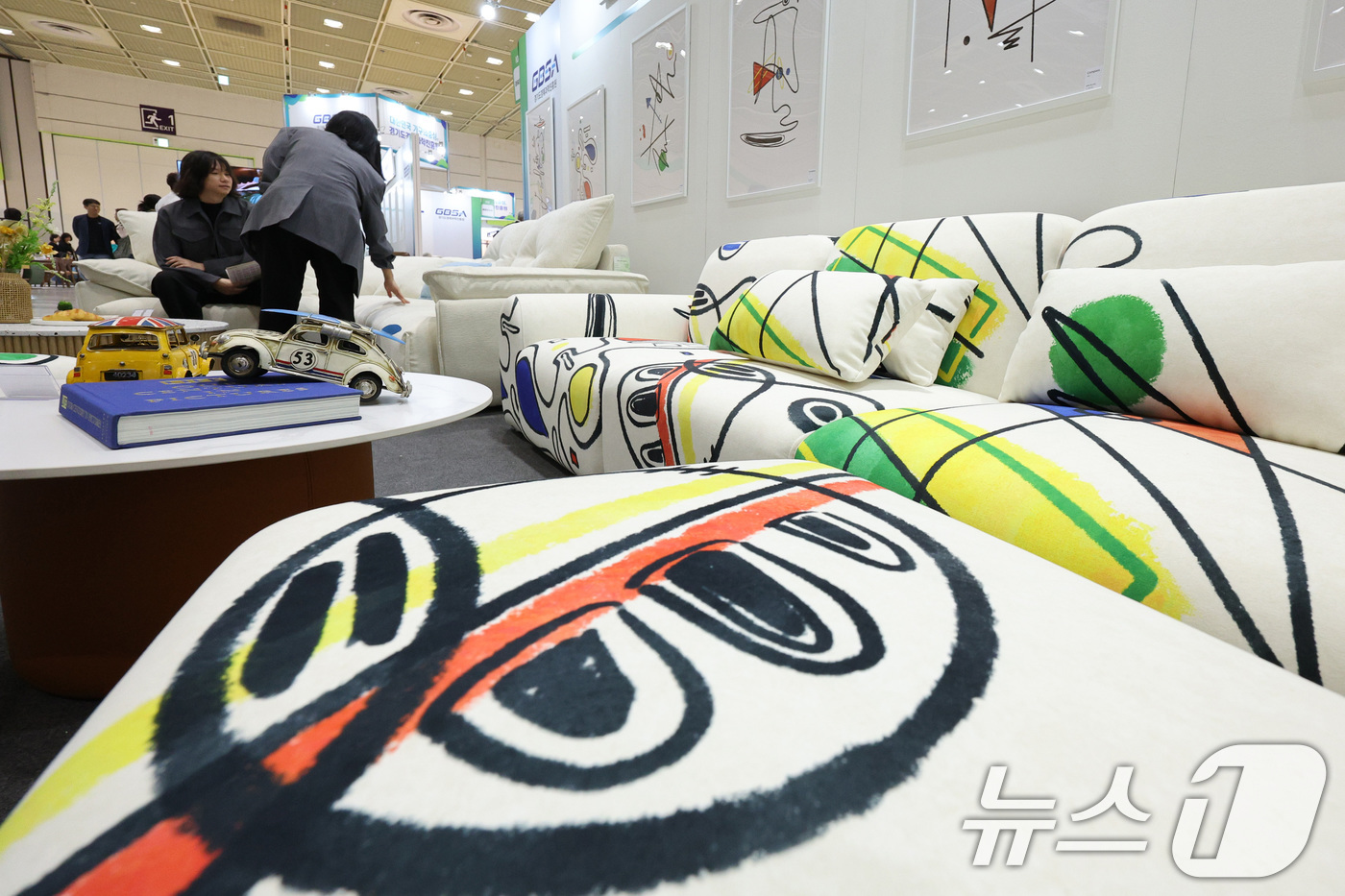 (서울=뉴스1) 신웅수 기자 = 1일 서울 강남구 코엑스에서 열린 서울국제가구 및 인테리어산업대전(소펀앤라이프쇼)에서 관람객들이 인테리어 용품을 살펴보고 있다.소펀앤라이프쇼는 프리 …