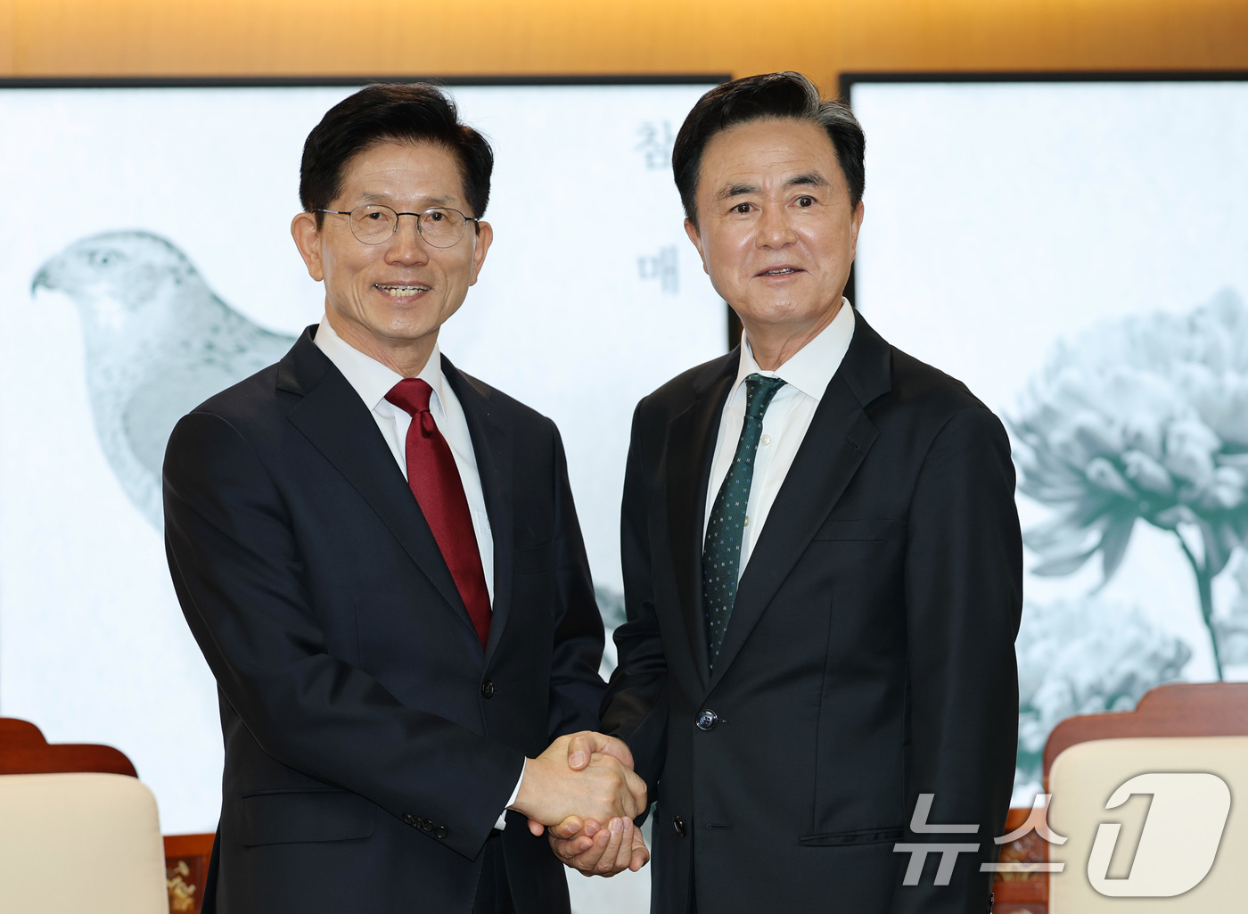 (홍성=뉴스1) 김기태 기자 = 김문수 국민의힘 대선 경선 후보가 1일 충남도청을 방문해 김태흠 도지사와 면담에 앞서 악수를 하고 있다. 2025.5.1/뉴스1