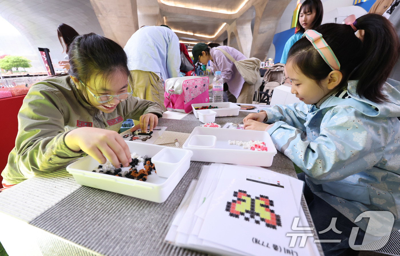 (서울=뉴스1) 박지혜 기자 = 1일 서울 동대문디자인플라자(DDP)에 개장한 DDP 봄축제 디자인테마파크를 찾은 어린이들이 즐거운 시간을 보내고 있다.서울디자인재단은 5월 가정의 …