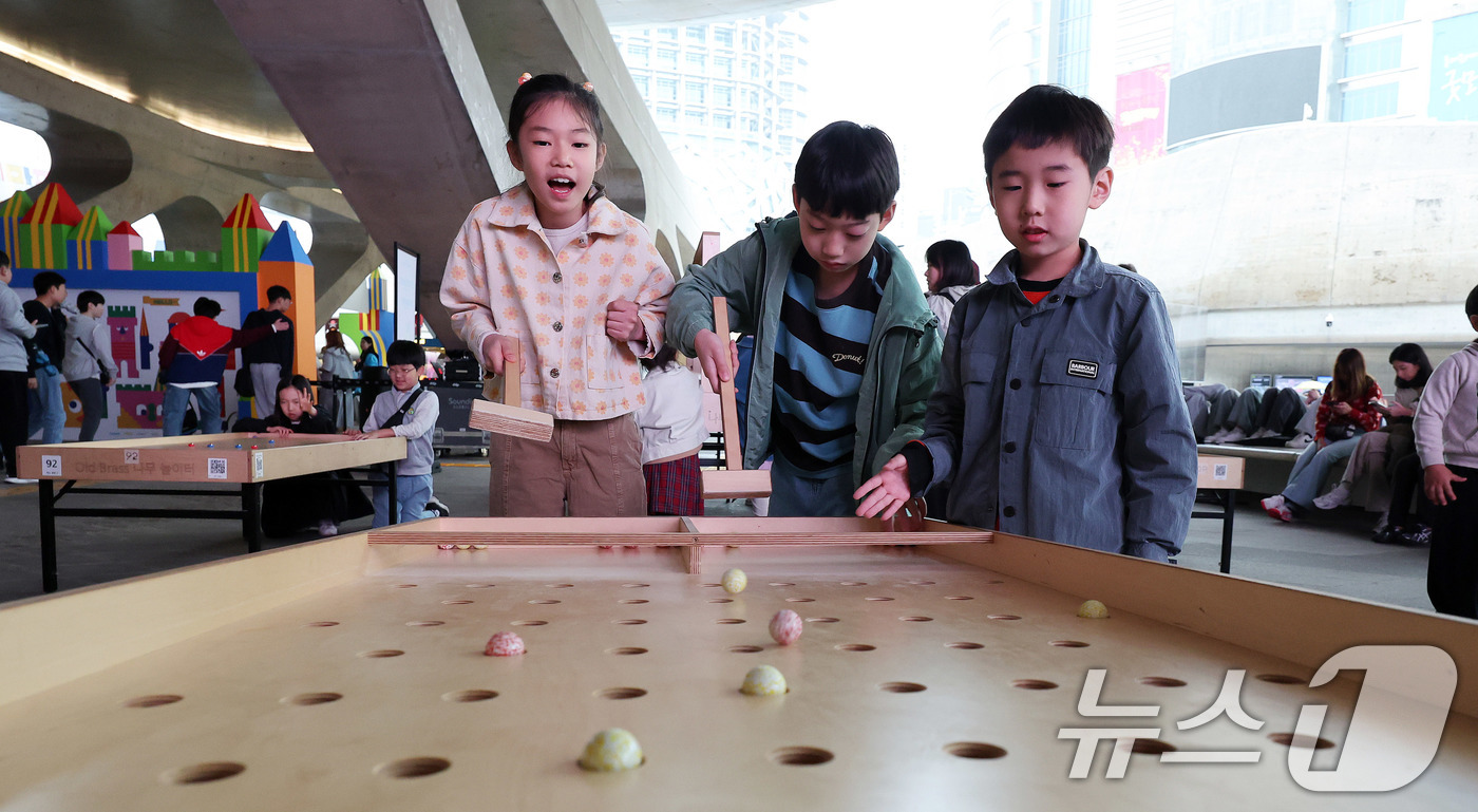 (서울=뉴스1) 박지혜 기자 = 1일 서울 동대문디자인플라자(DDP)에 개장한 DDP 봄축제 디자인테마파크를 찾은 어린이들이 즐거운 시간을 보내고 있다.서울디자인재단은 5월 가정의 …