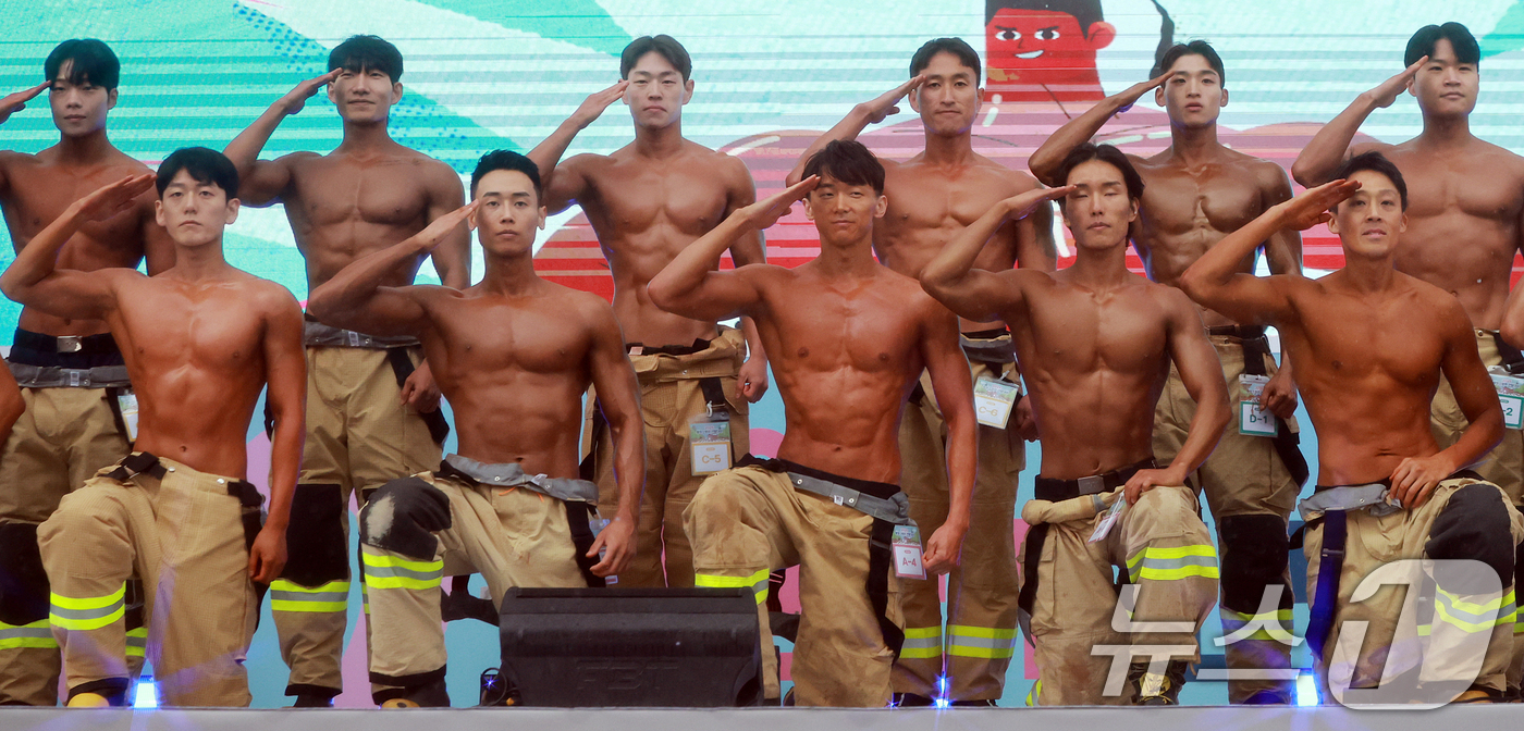 (서울=뉴스1) 김진환 기자 = 1일 서울 영등포구 여의도공원 문화의마당에서 열린 몸짱소방관 선발대회에 출전한 소방관들이 근육을 뽐내고 있다. 2025.5.1/뉴스1
