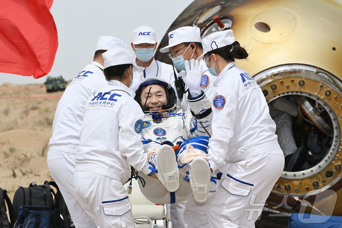 (둥펑 AFP=뉴스1) 우동명 기자 = 30일(현지시간) 중국의 선저우 19호 유인 우주선 귀환선이 6개월 만에 네이멍구 둥펑 착륙장에 도착해 우주인 차이쉬저가 이동을 하고 있다. …