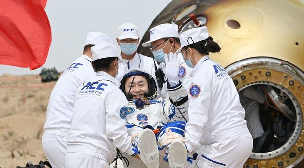 [포토] 귀환한 중국 선저우 19호 유인 우주선의 우주인