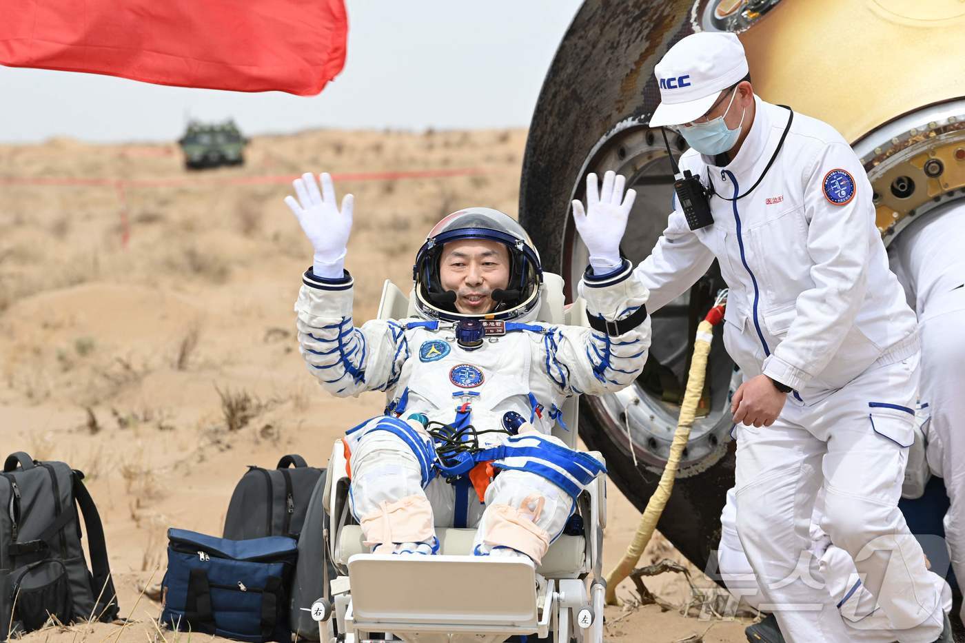 (둥펑 AFP=뉴스1) 우동명 기자 = 30일(현지시간) 중국의 선저우 19호 유인 우주선 귀환선이 6개월 만에 네이멍구 둥펑 착륙장에 도착한 우주인 차이쉬저가 손을 흔들고 있다. …