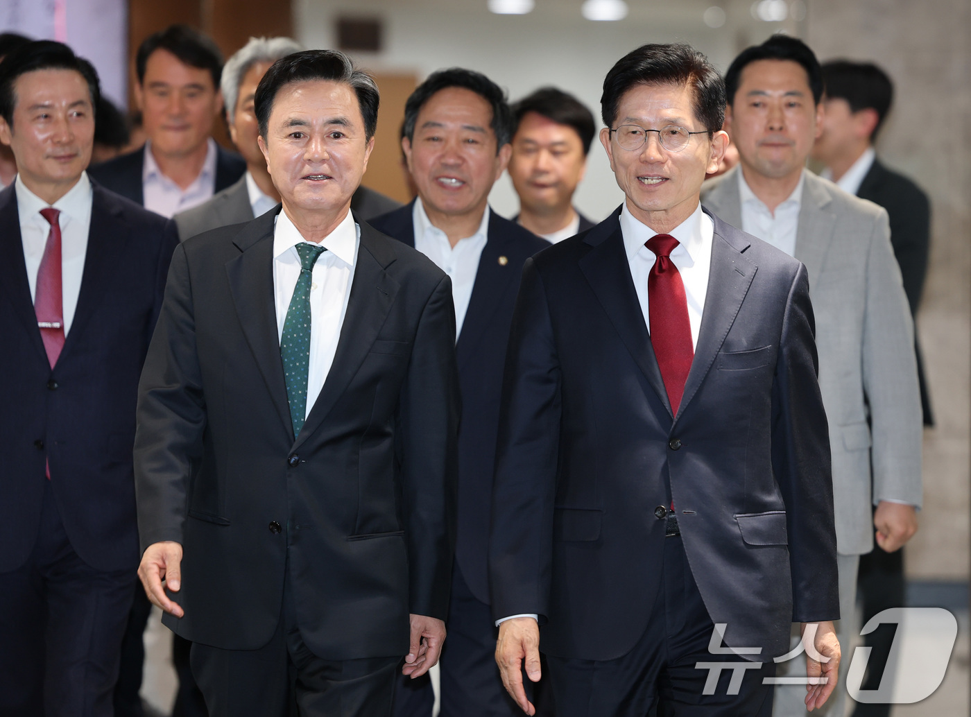 (홍성=뉴스1) 김기태 기자 = 김문수 국민의힘 대선 경선 후보가 1일 충남도청을 방문해 김태흠 도지사와 면담을 하기 위해 접견실로 이동하고 있다. 2025.5.1/뉴스1