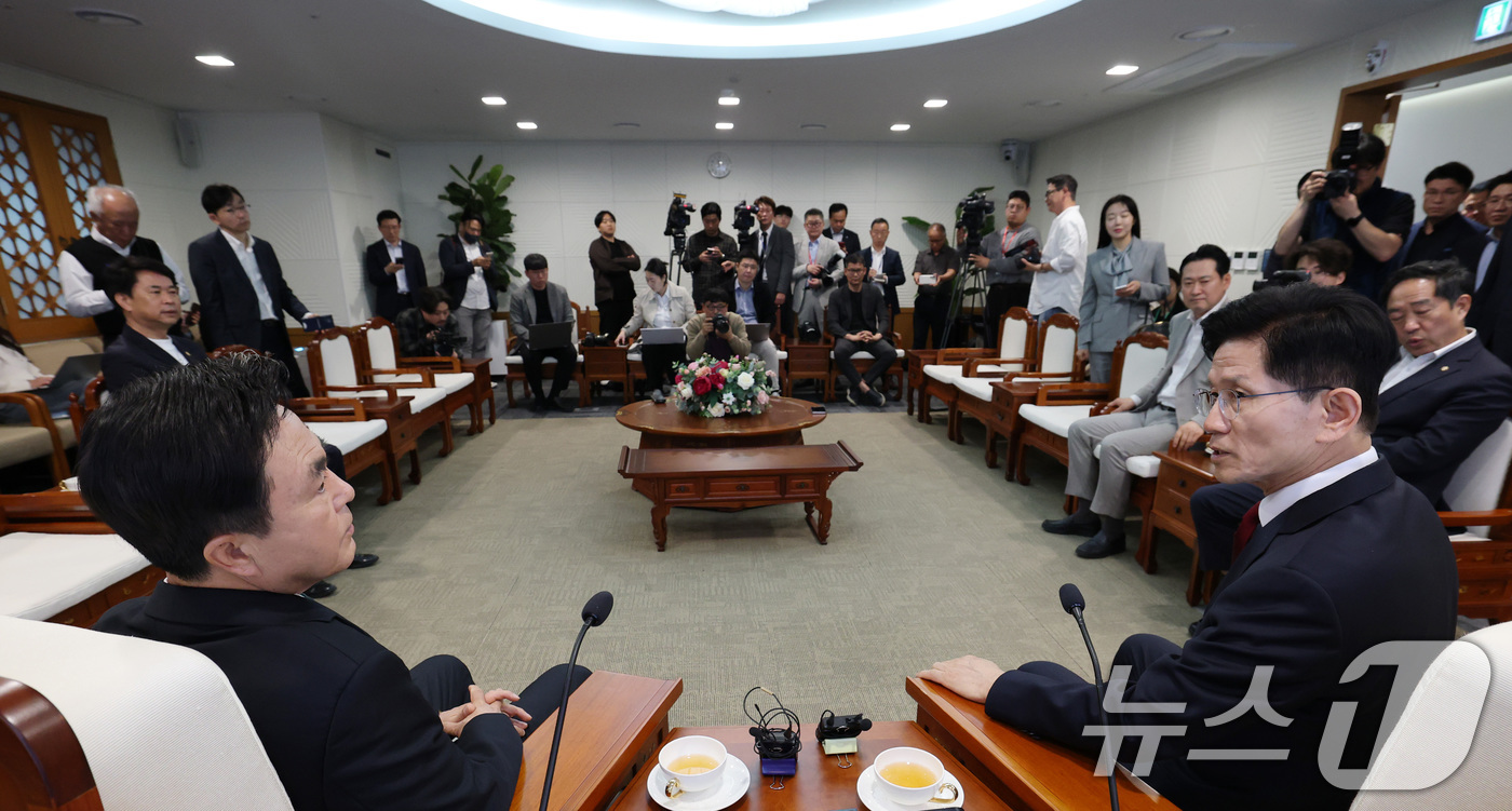 (홍성=뉴스1) 김기태 기자 = 김문수 국민의힘 대선 경선 후보가 1일 충남도청을 방문해 김태흠 도지사와 면담을 갖고 있다. 2025.5.1/뉴스1