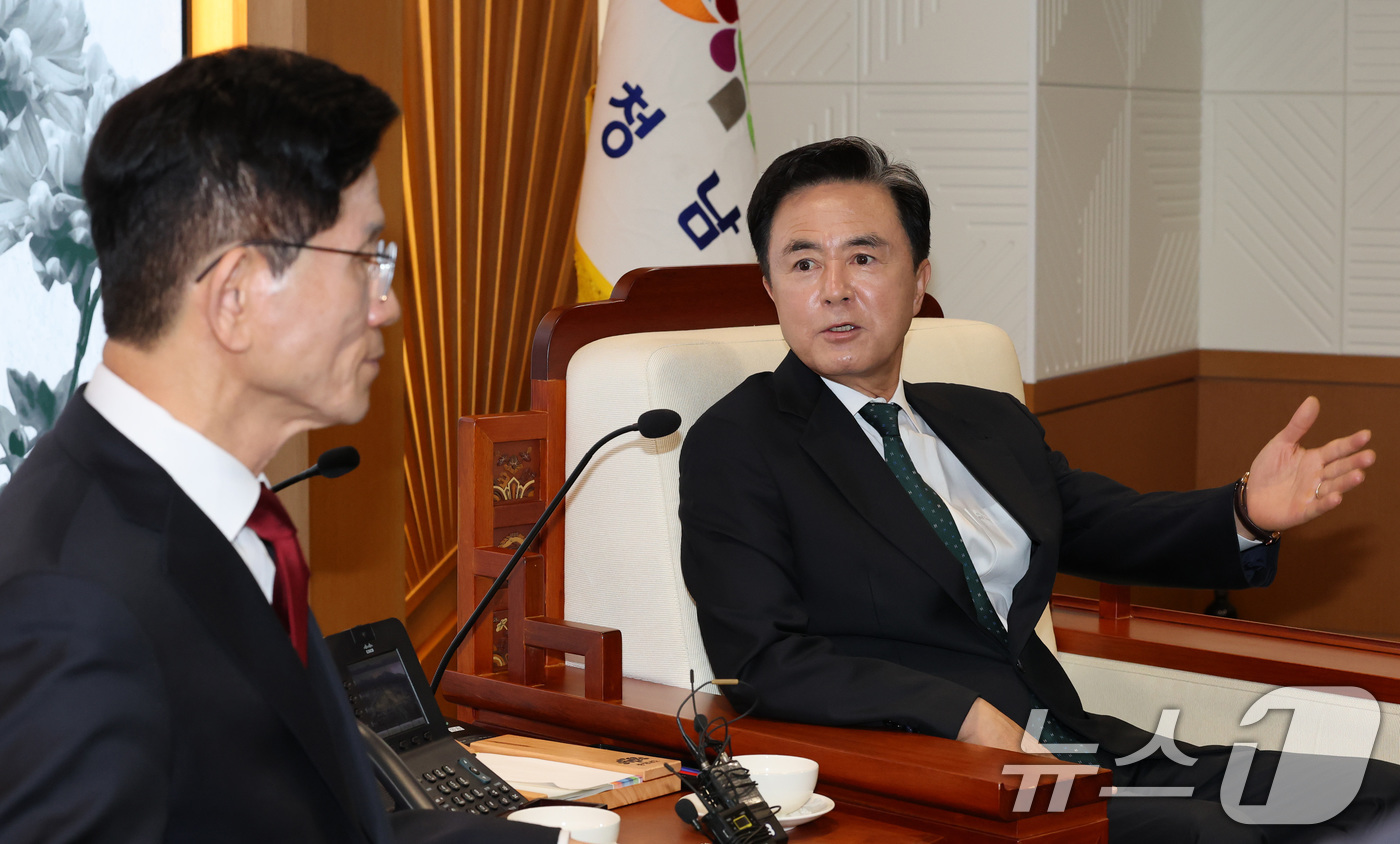 (홍성=뉴스1) 김기태 기자 = 김태흠 충남지사가 1일 충남도청을 방문한 김문수 국민의힘 대선 경선 후보와 면담을 갖고 있다. 2025.5.1/뉴스1