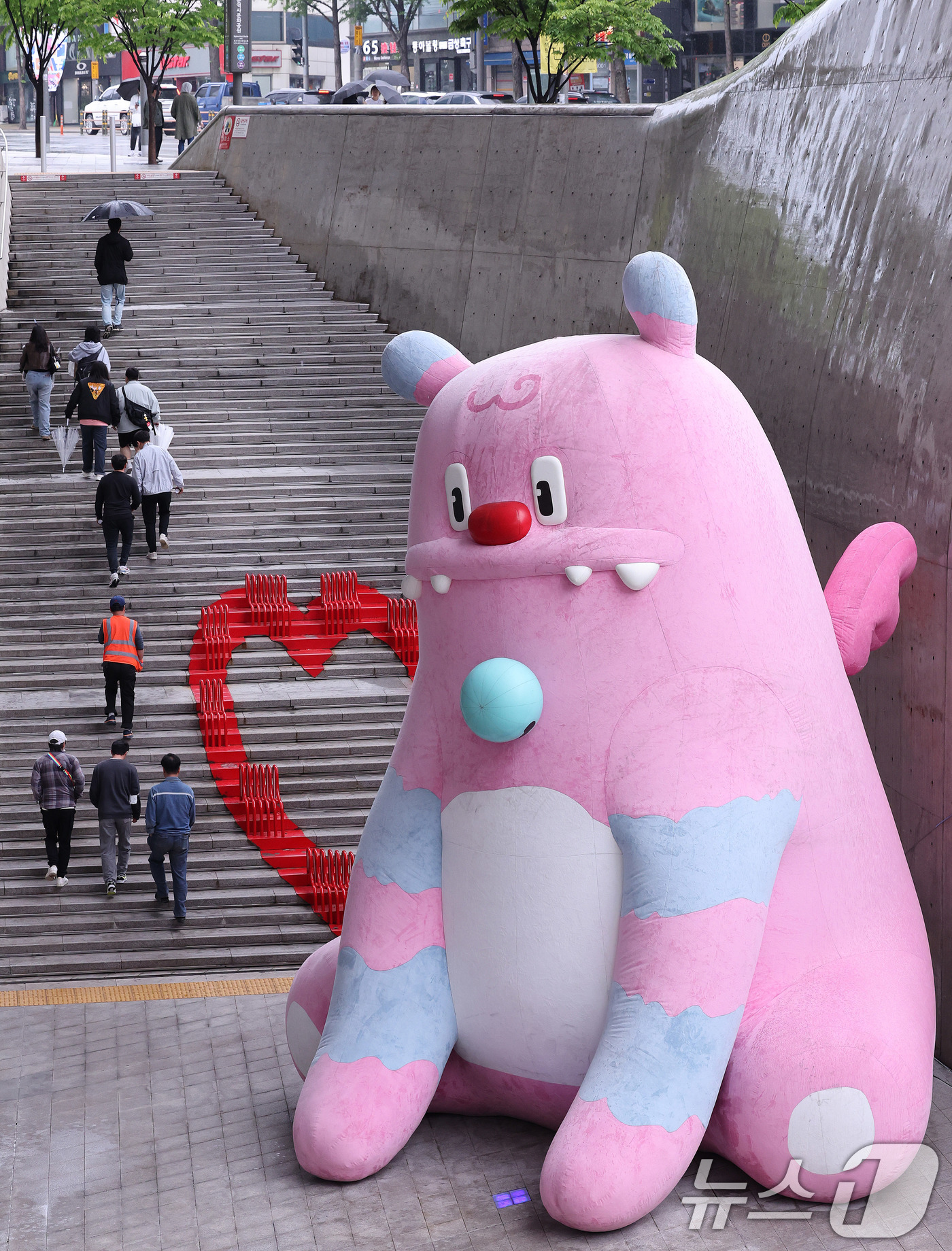 (서울=뉴스1) 박지혜 기자 = 1일 서울 동대문디자인플라자(DDP)에 개장한 DDP 봄축제 디자인테마파크에 대형 해치 풍선이 설치돼 있다.서울디자인재단은 5월 가정의 달을 맞아 …