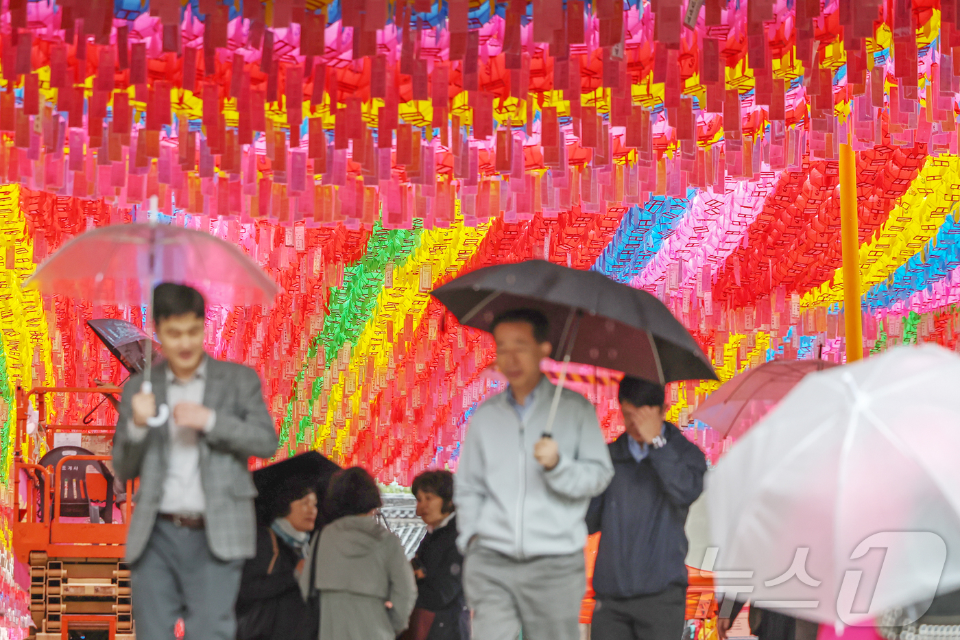 (서울=뉴스1) 민경석 기자 = 서울을 비롯한 수도권 일대에 비가 내린 1일 서울 종로구 조계사에서 우산을 쓴 시민들이 일주문을 나서고 있다. 2025.5.1/뉴스1