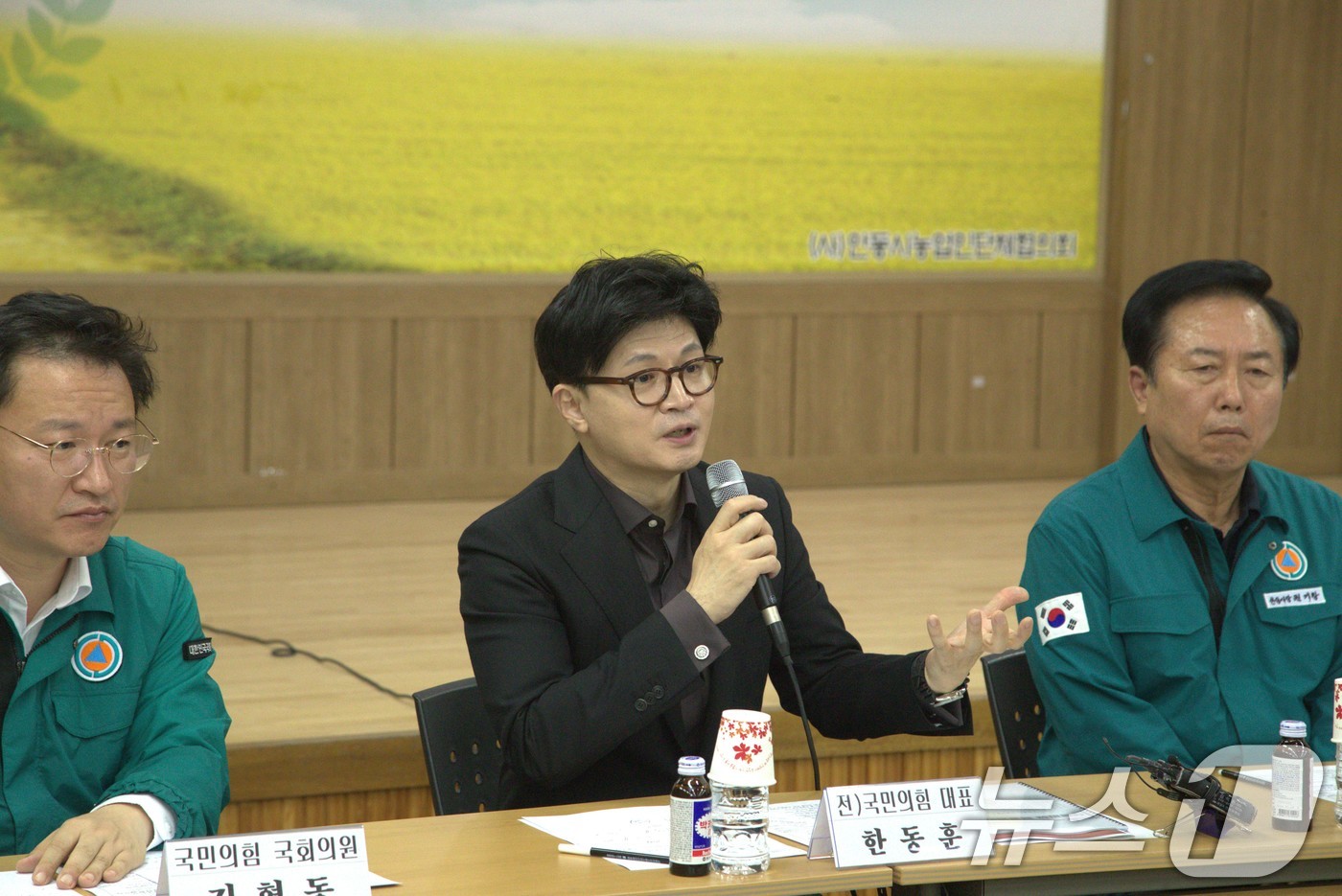 (안동=뉴스1) 신성훈 기자 = 한동훈 국민의힘 대선 경선 후보가 1일 오전 경북 안동시 농업인회관에서 열린 '안동 산불 피해 대책 위원회'간담회에서 발언을 하고 있다. 2025. …