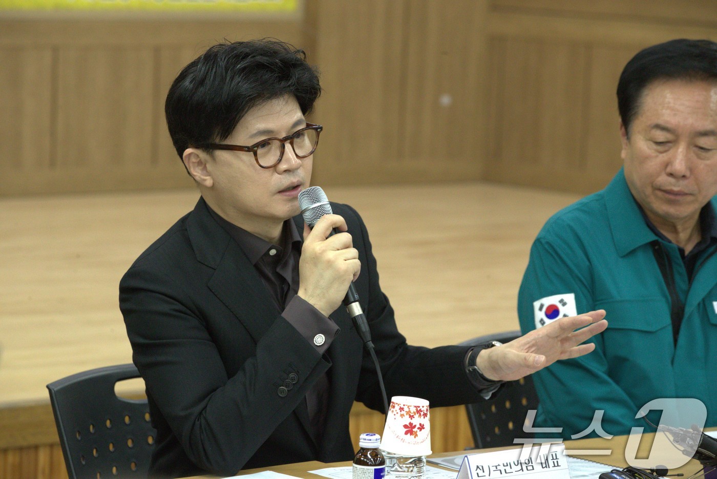 (안동=뉴스1) 신성훈 기자 = 한동훈 국민의힘 대선 경선 후보가 1일 오전 경북 안동시 농업인회관에서 열린 '안동 산불 피해 대책 위원회'간담회에서 발언을 하고 있다. 2025. …