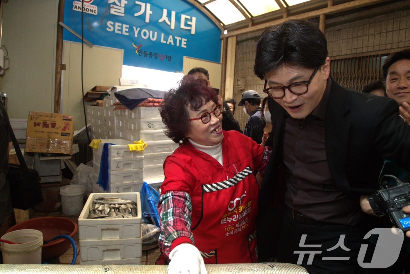 (안동=뉴스1) 신성훈 기자 = 1일 오전 한동훈 국민의힘 대선 경선 후보가 경북 안동 중앙 신시장을 방문해 간고등어를 구매하고 있다. 2025.5.1/뉴스1