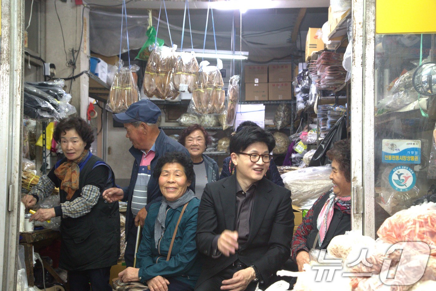 (안동=뉴스1) 신성훈 기자 = 한동훈 국민의힘 대선 경선 후보가 1일 오전 경북 안동 중앙 신시장을 방문해 시민들과 인사를 나누고 있다. 2025.5.1/뉴스1