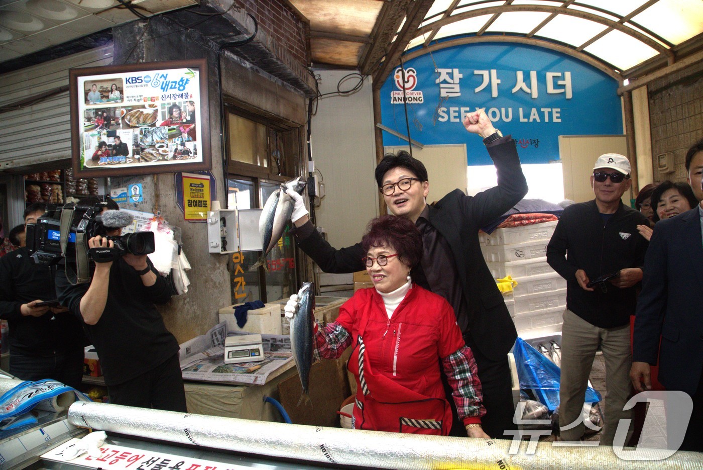 (안동=뉴스1) 신성훈 기자 = 한동훈 국민의힘 대선 경선 후보가 1일 오전 경북 안동 중앙 신시장을 방문해 고등어를 들고 인사를 나누고 있다. 2025.5.1/뉴스1