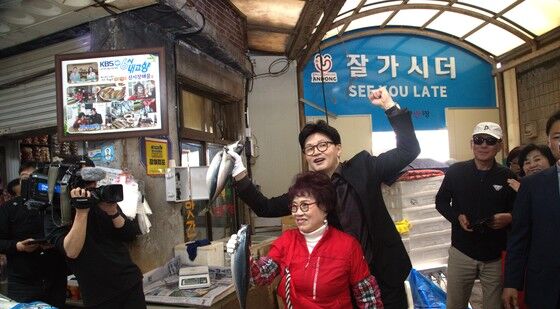 한동훈 안동 중앙 신시장 방문해 간고등어 들고 "화이팅!"
