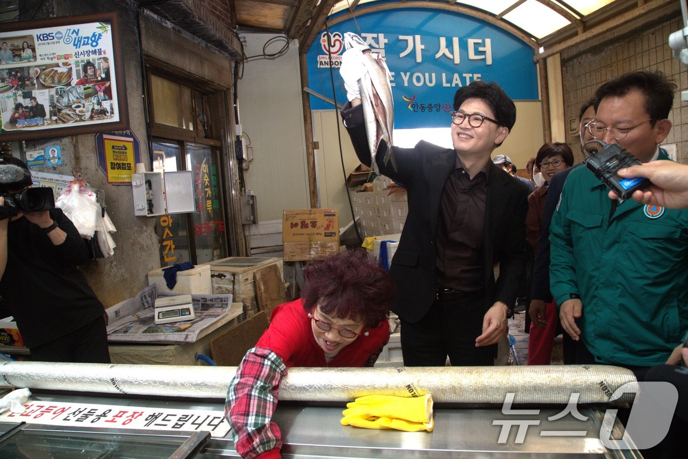 (안동=뉴스1) 신성훈 기자 = 1일 오전 한동훈 국민의힘 대선 경선 후보가 경북 안동 중앙 신시장을 방문해 상인들에게 "열심히 하겠다"며 "응원해 달라"고 당부했다. 2025.5 …