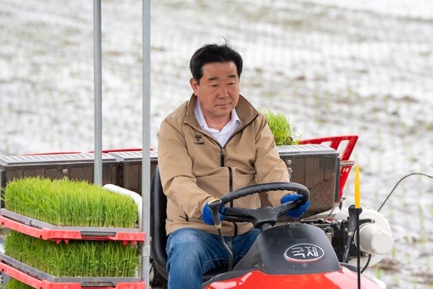 "올해도 풍년 기원"…증평군, 첫 모내기로 영농 본격화