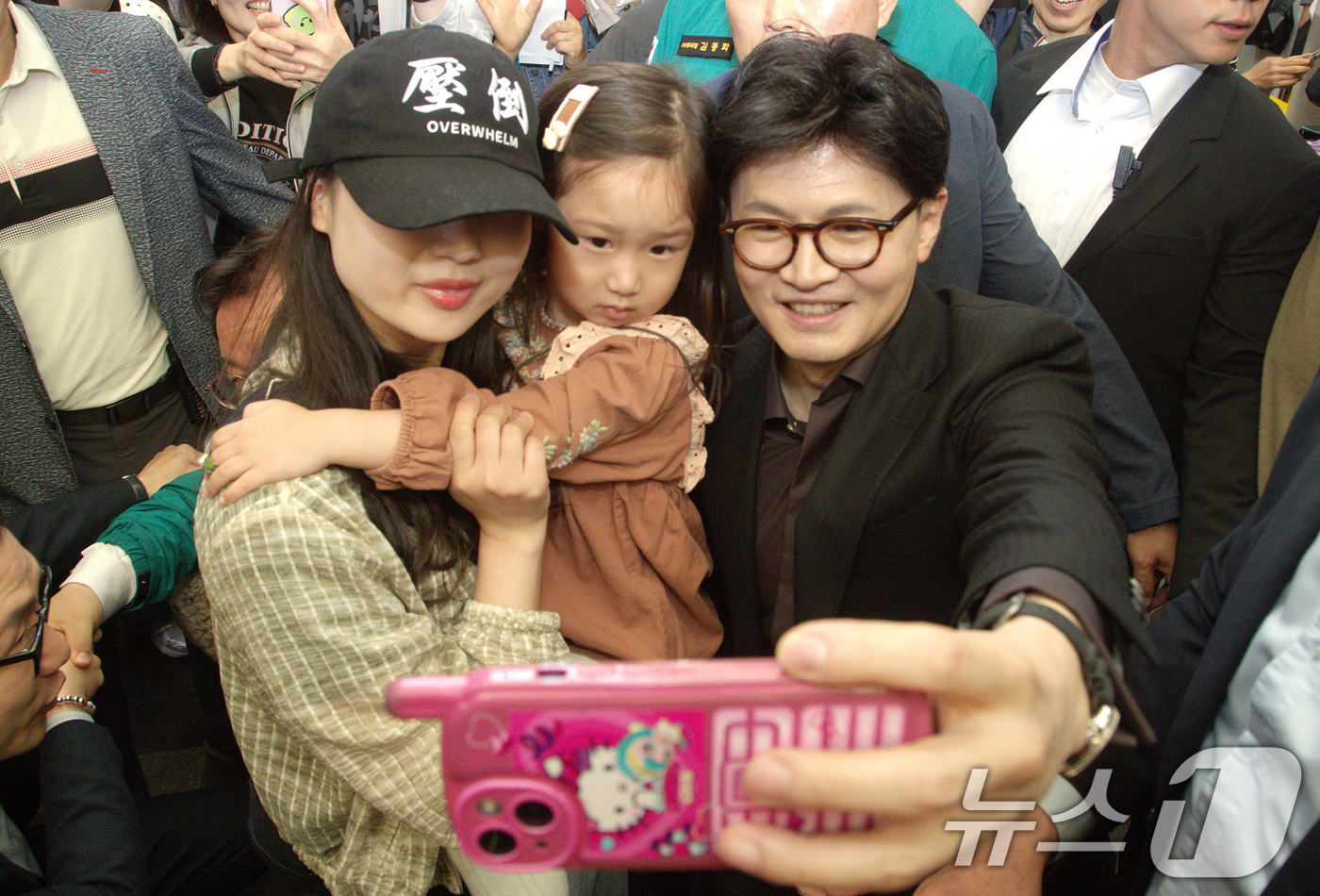 (안동=뉴스1) 신성훈 기자 = 한동훈 국민의힘 대선 경선 후보가 1일 오전 경북 안동 중앙 신시장을 방문해 시민들과 기념촬영을 하고 있다. 2025.5.1/뉴스1