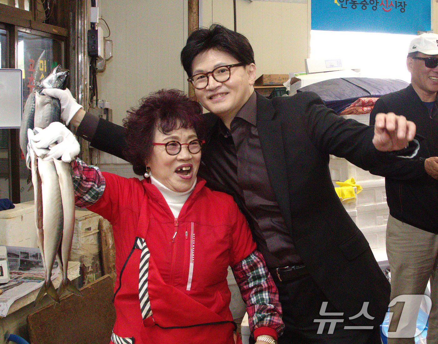 (안동=뉴스1) 신성훈 기자 = 한동훈 국민의힘 대선 경선 후보가 1일 오전 경북 안동 중앙 신시장을 방문해 시민들과 함께 고등어를 들어보이고 있다. 2025.5.1/뉴스1 202 …