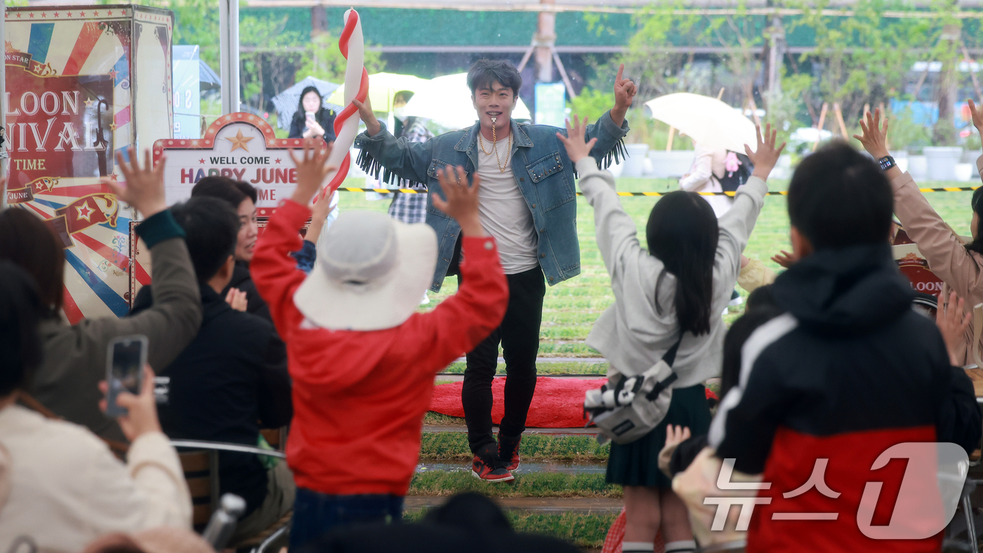 (서울=뉴스1) 김진환 기자 = 근로자의 날인 1일 서울 중구 서울광장에 마련된 서울스프링페스타 부스를 찾은 가족들이 공연을 관람하며 즐거운 시간을 보내고 있다. 2025.5.1/ …