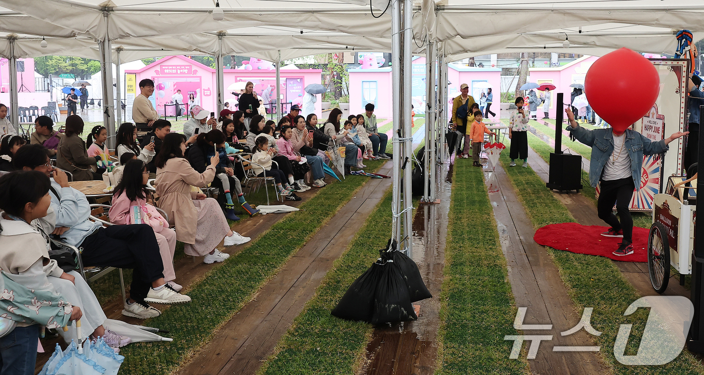 (서울=뉴스1) 김진환 기자 = 근로자의 날인 1일 서울 중구 서울광장에 마련된 서울스프링페스타 부스를 찾은 가족들이 공연을 관람하며 즐거운 시간을 보내고 있다. 2025.5.1/ …