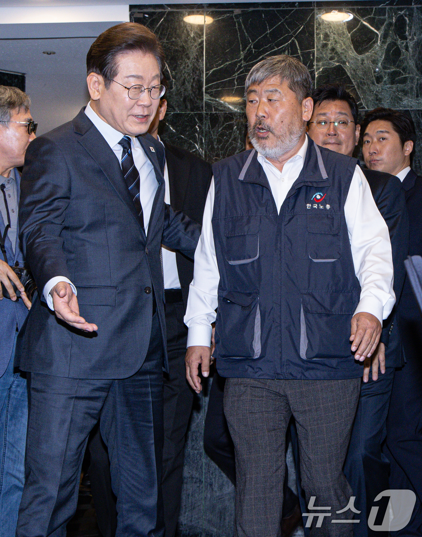 (서울=뉴스1) 이재명 기자 = 이재명 더불어민주당 대통령 후보와 김동명 한국노총 위원장(총괄선거대책위원장)이 1일 오후 서울 중구 프레스센터에서 열린 한국노총 정책협약식에 참석하 …