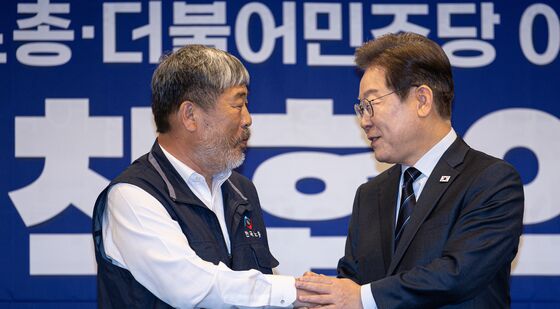 악수하는 이재명·김동명