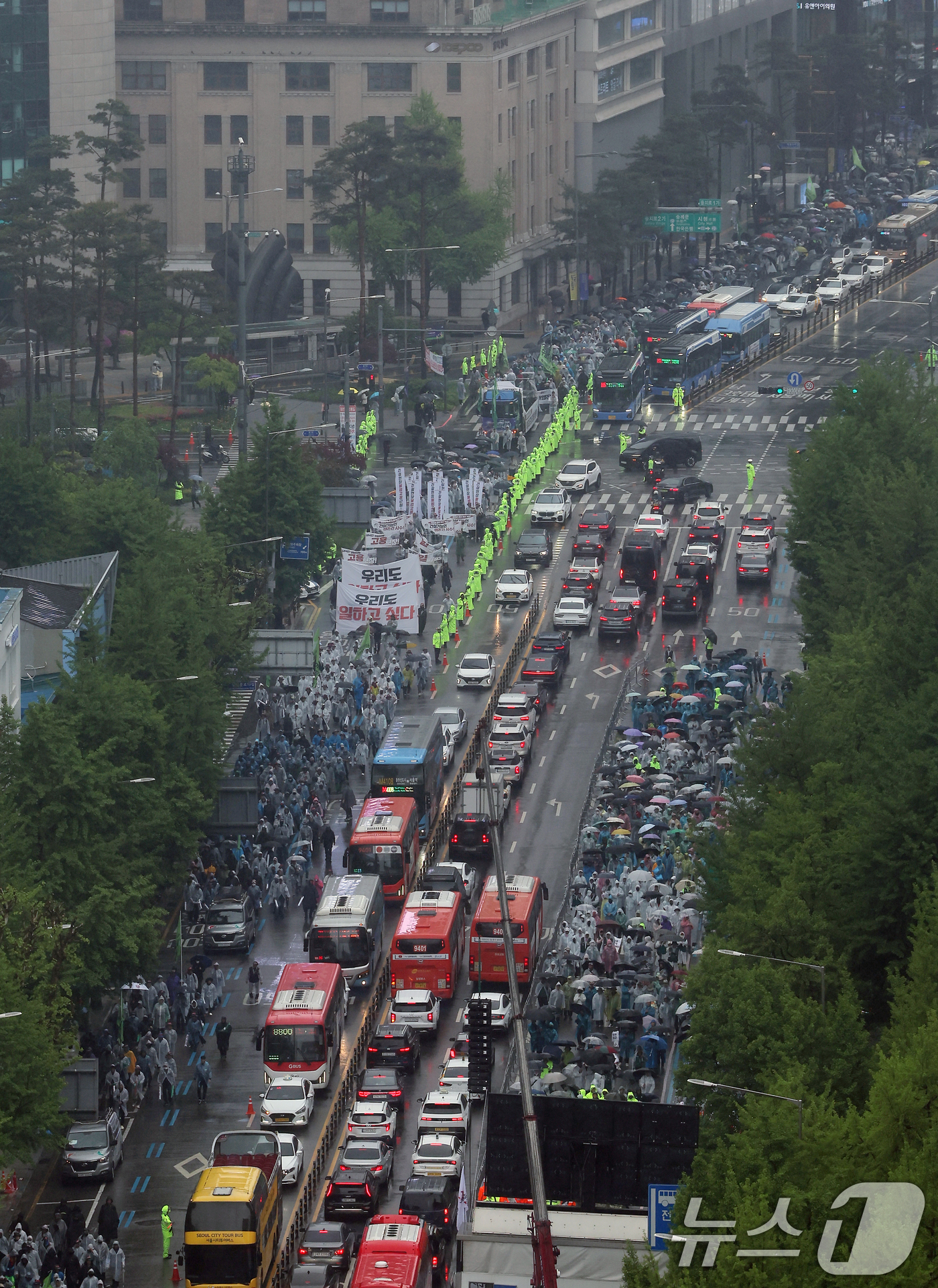 (서울=뉴스1) 박정호 기자 = 민주노총 건설산업연맹 전국건설노동조합 노조원들이 근로자의 날인 1일 오후 서울 중구 숭례문을 출발해 종로1가 방향으로 행진하고 있다.건설노조는 건설 …