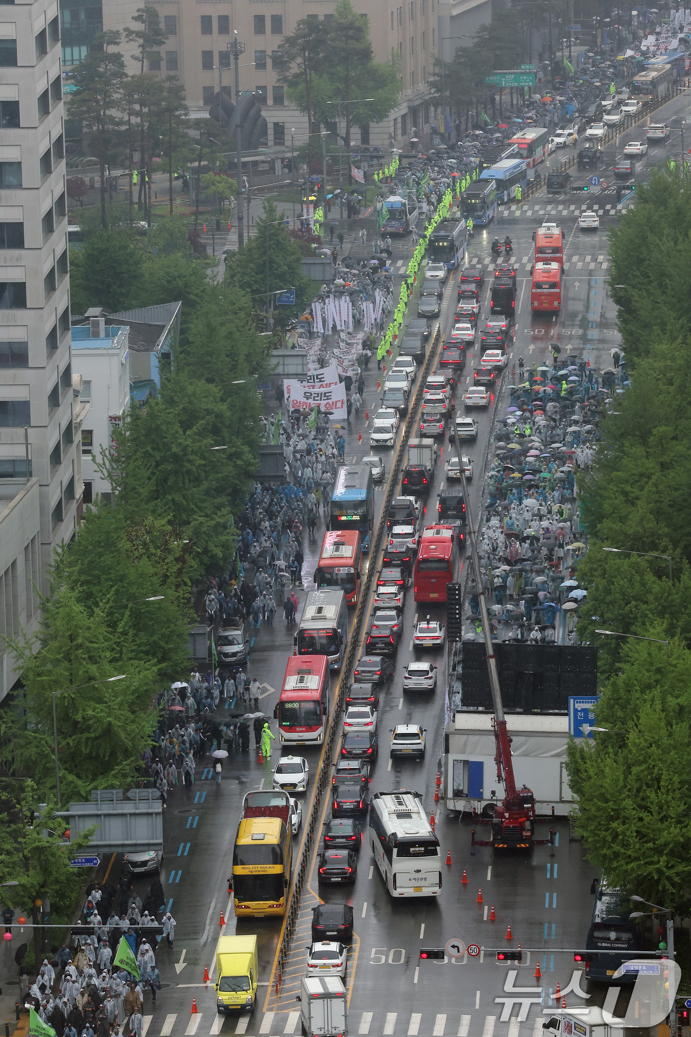 (서울=뉴스1) 박정호 기자 = 민주노총 건설산업연맹 전국건설노동조합 노조원들이 근로자의 날인 1일 오후 서울 중구 숭례문을 출발해 종로1가 방향으로 행진하고 있다.건설노조는 건설 …