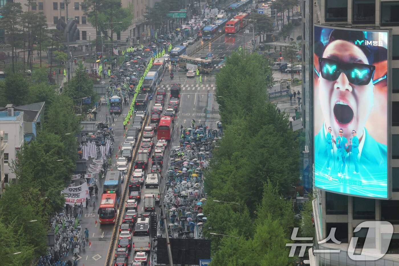 본문 이미지 - 민주노총 건설산업연맹 전국건설노동조합 노조원들이 근로자의 날인 1일 오후 서울 중구 숭례문을 출발해 종로1가 방향으로 행진하고 있다. 건설노조는 건설노동자에 대한 고용 안정 대책 마련을 촉구하며 노동절 대행진을 진행했다. 2025.5.1/뉴스1 ⓒ News1 박정호 기자