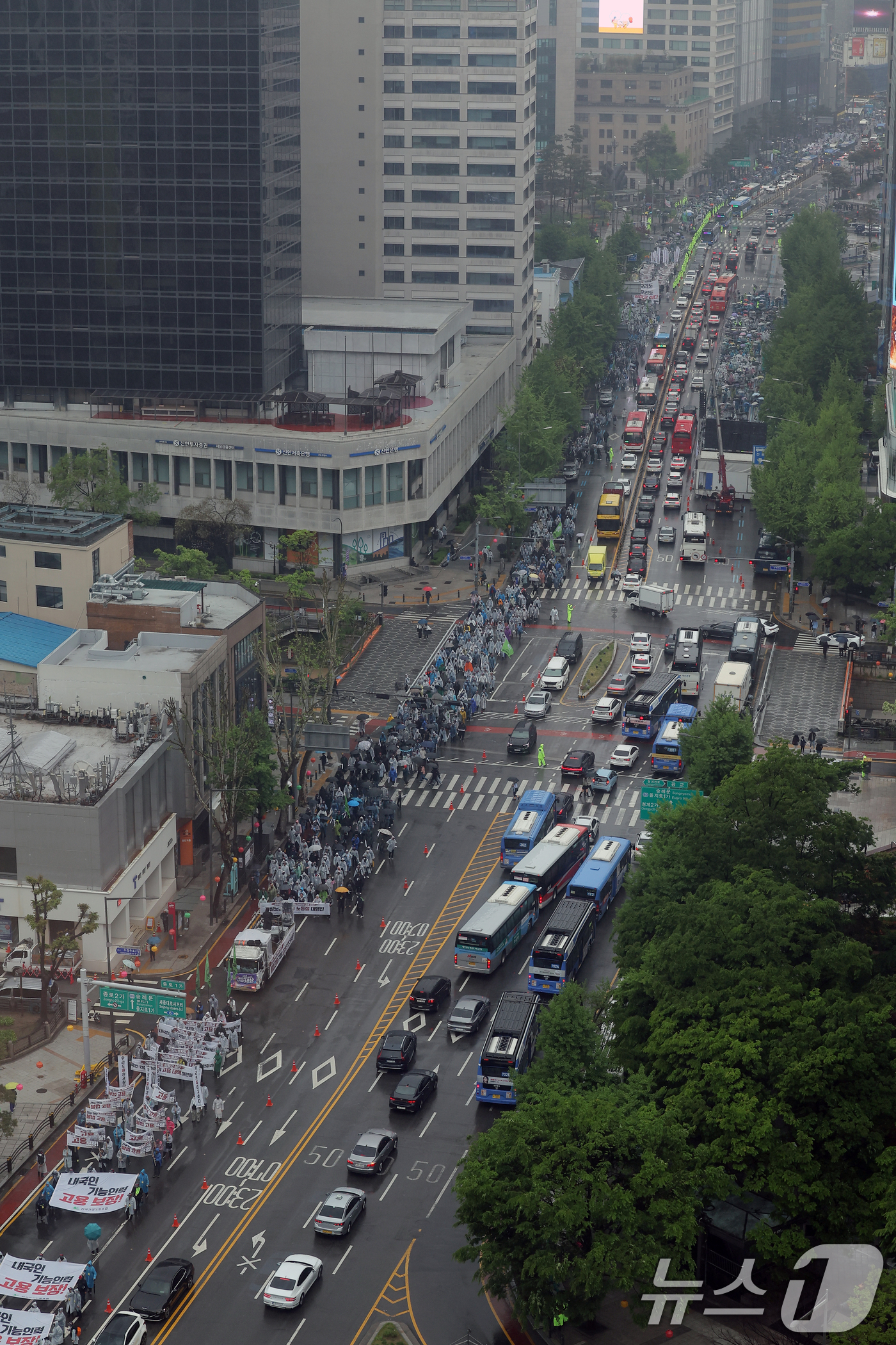 (서울=뉴스1) 박정호 기자 = 민주노총 건설산업연맹 전국건설노동조합 노조원들이 근로자의 날인 1일 오후 서울 중구 숭례문을 출발해 종로1가 방향으로 행진하고 있다.건설노조는 건설 …