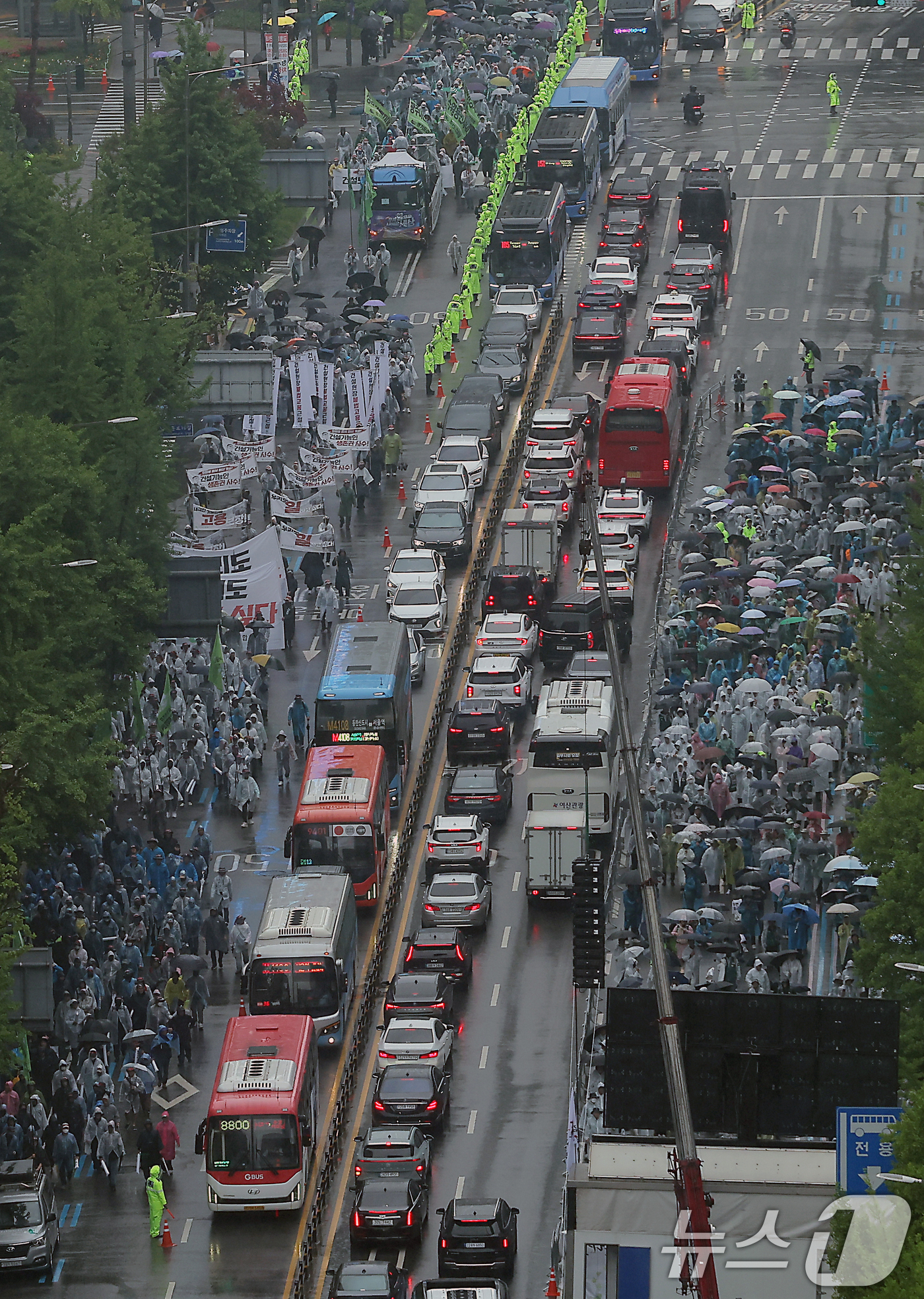 (서울=뉴스1) 박정호 기자 = 민주노총 건설산업연맹 전국건설노동조합 노조원들이 근로자의 날인 1일 오후 서울 중구 숭례문을 출발해 종로1가 방향으로 행진하고 있다.건설노조는 건설 …