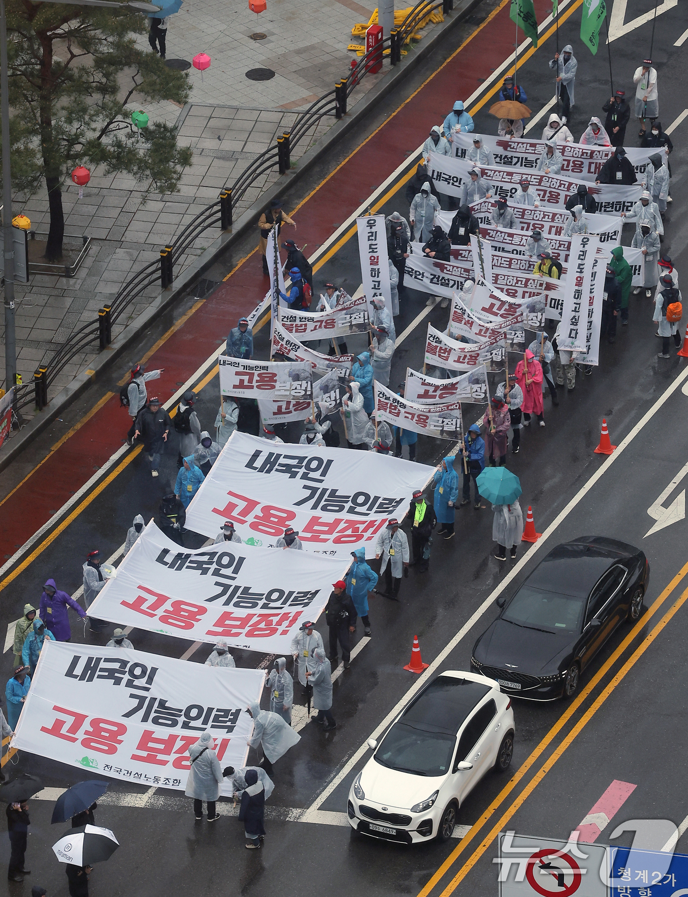 (서울=뉴스1) 박정호 기자 = 민주노총 건설산업연맹 전국건설노동조합 노조원들이 근로자의 날인 1일 오후 서울 중구 숭례문을 출발해 종로1가 방향으로 행진하고 있다.건설노조는 건설 …