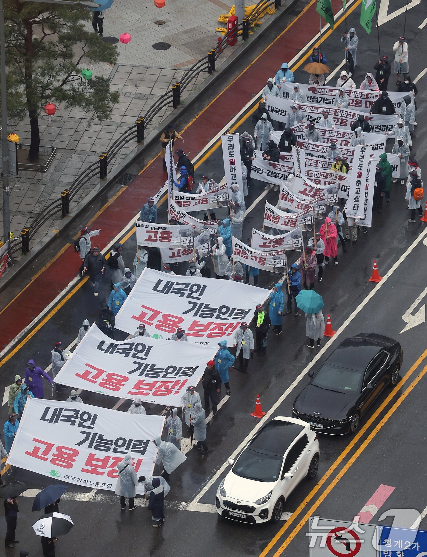 본문 이미지 - 민주노총 건설산업연맹 전국건설노동조합 노조원들이 근로자의 날인 1일 오후 서울 중구 숭례문을 출발해 종로1가 방향으로 행진하고 있다. 건설노조는 건설노동자에 대한 고용 안정 대책 마련을 촉구하며 노동절 대행진을 진행했다. 2025.5.1/뉴스1 ⓒ News1 박정호 기자