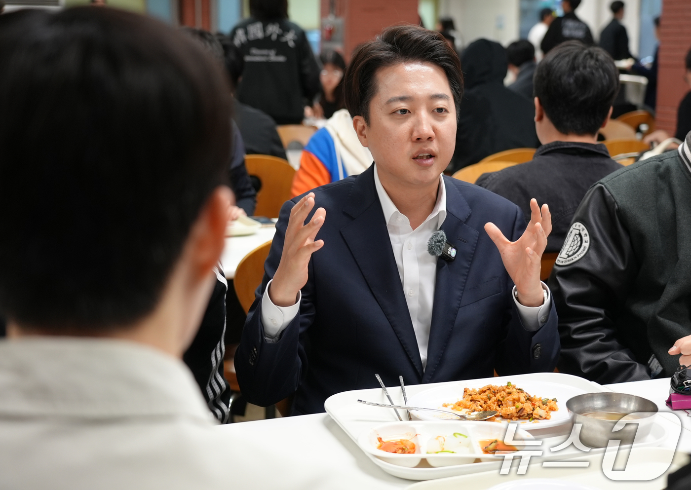 (서울=뉴스1) 김민지 기자 = 이준석 개혁신당 대통령 후보가 1일 서울 동대문구 한국외국어대학교에서 학생들과 학식을 먹으며 대화하고 있다. (이준석 캠프 제공. 재판매 및 DB …