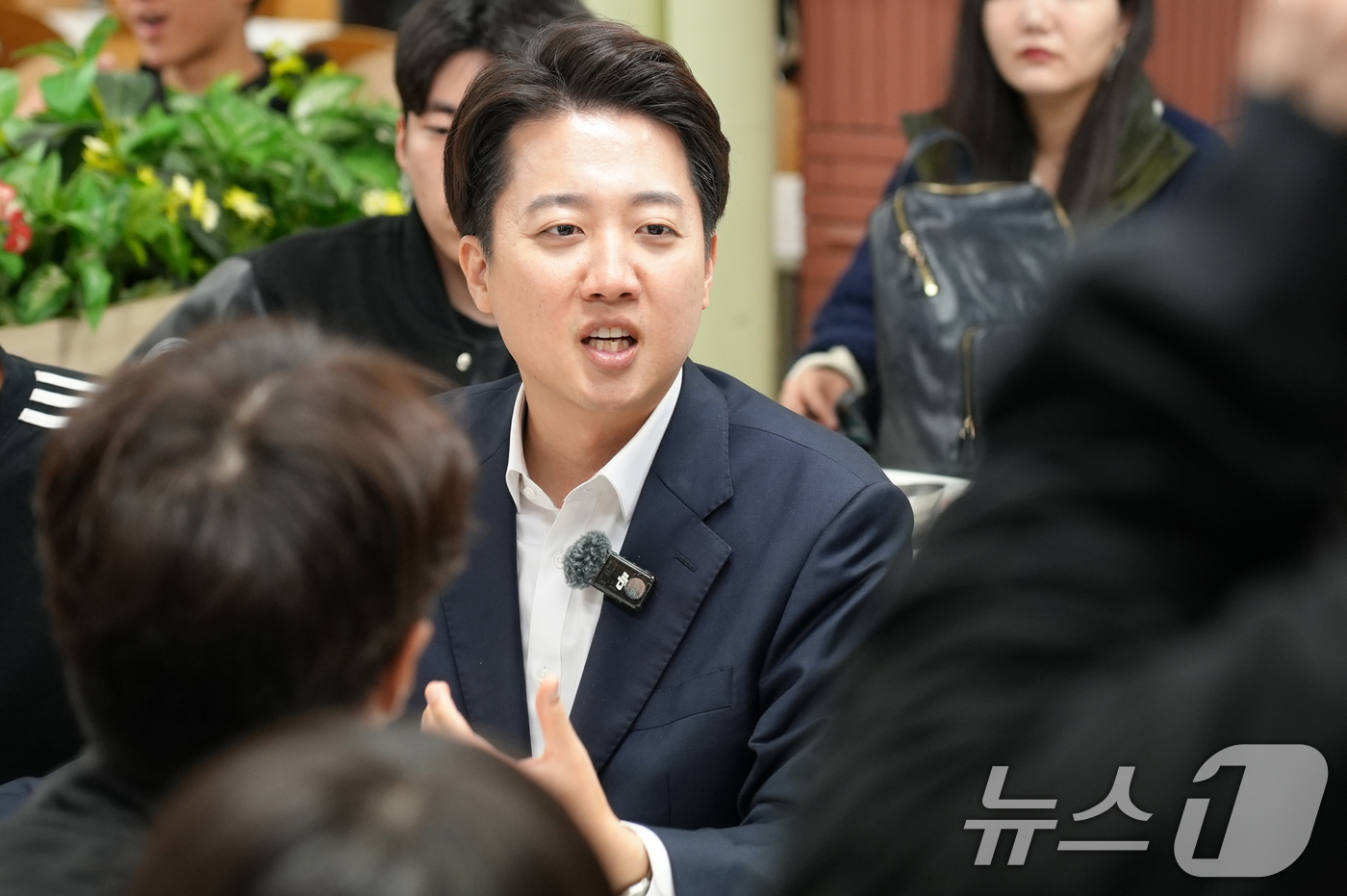 (서울=뉴스1) 김민지 기자 = 이준석 개혁신당 대통령 후보가 1일 서울 동대문구 한국외국어대학교에서 학생들과 학식을 먹으며 대화하고 있다. (이준석 캠프 제공. 재판매 및 DB …