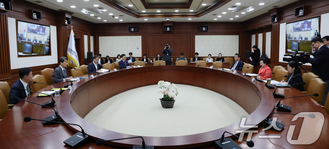 (서울=뉴스1) 임세영 기자 = 이주호 사회부총리 겸 교육부 장관이 1일 서울 종로구 정부서울청사에서 열린 사회관계장관회의에서 발언을 하고 있다. 2025.5.1/뉴스1