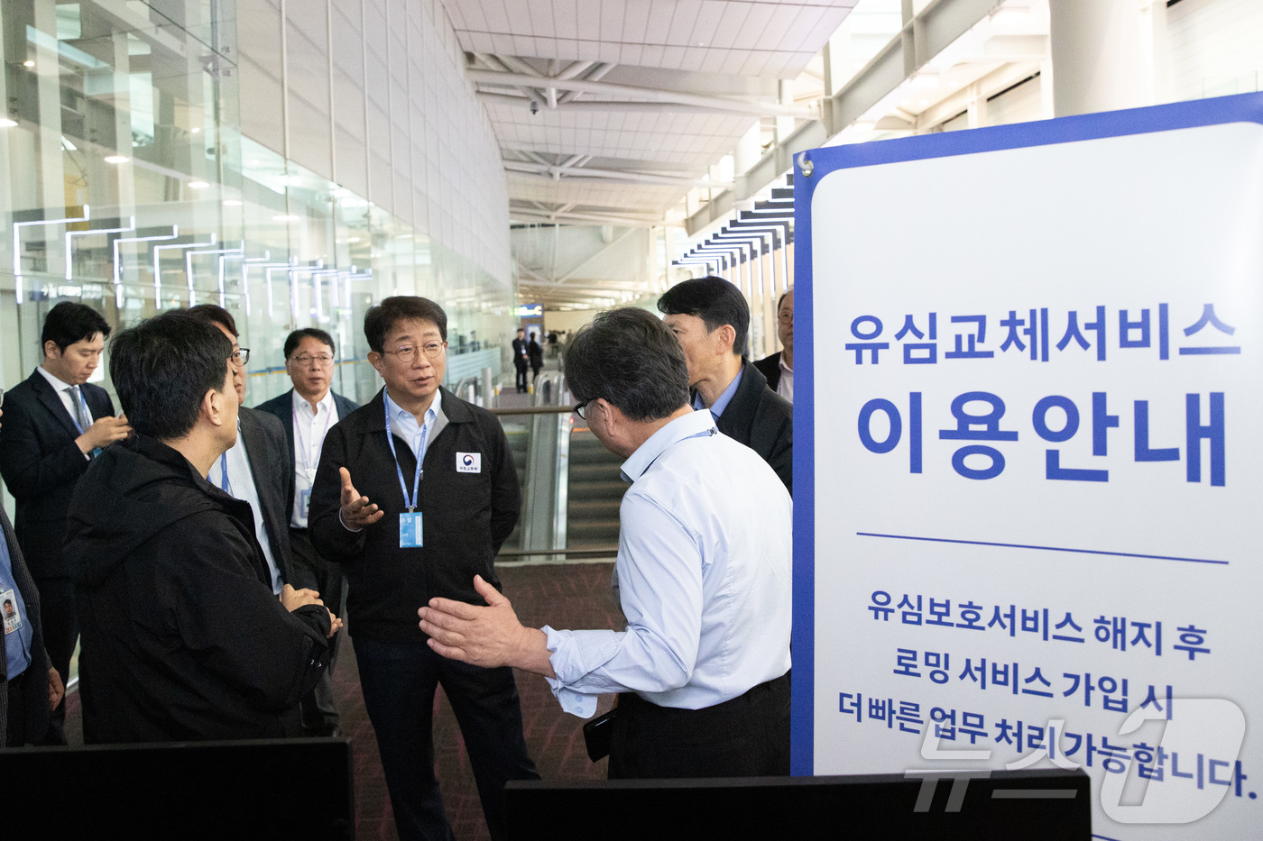 (서울=뉴스1) = 박상우 국토교통부 장관이 1일 오전 인천국제공항 제1터미널을 찾아 5월 연휴기간(’25.5.1~5.6) 공항 내 혼잡관리 상황과 보조배터리 안전관리 실태 등을 …