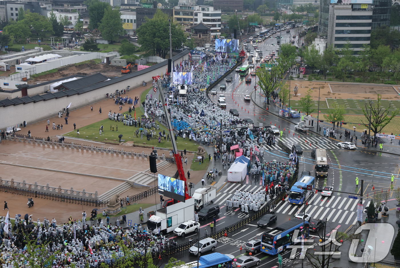 (서울=뉴스1) 임세영 기자 = 한국노동조합총연맹 관계자들이 1일 서울 종로구 경복궁 동십자각 인근에서 5.1 노동절 전국노동자대회를 갖고 주 4일제 도입, 사회보장제도 강화 등을 …