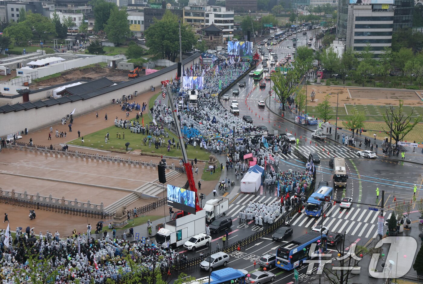 본문 이미지 - 한국노동조합총연맹 관계자들이 1일 서울 종로구 경복궁 동십자각 인근에서 5.1 노동절 전국노동자대회를 갖고 주 4일제 도입, 사회보장제도 강화 등을 촉구하고 있다. 2025.5.1/뉴스1 ⓒ News1 임세영 기자