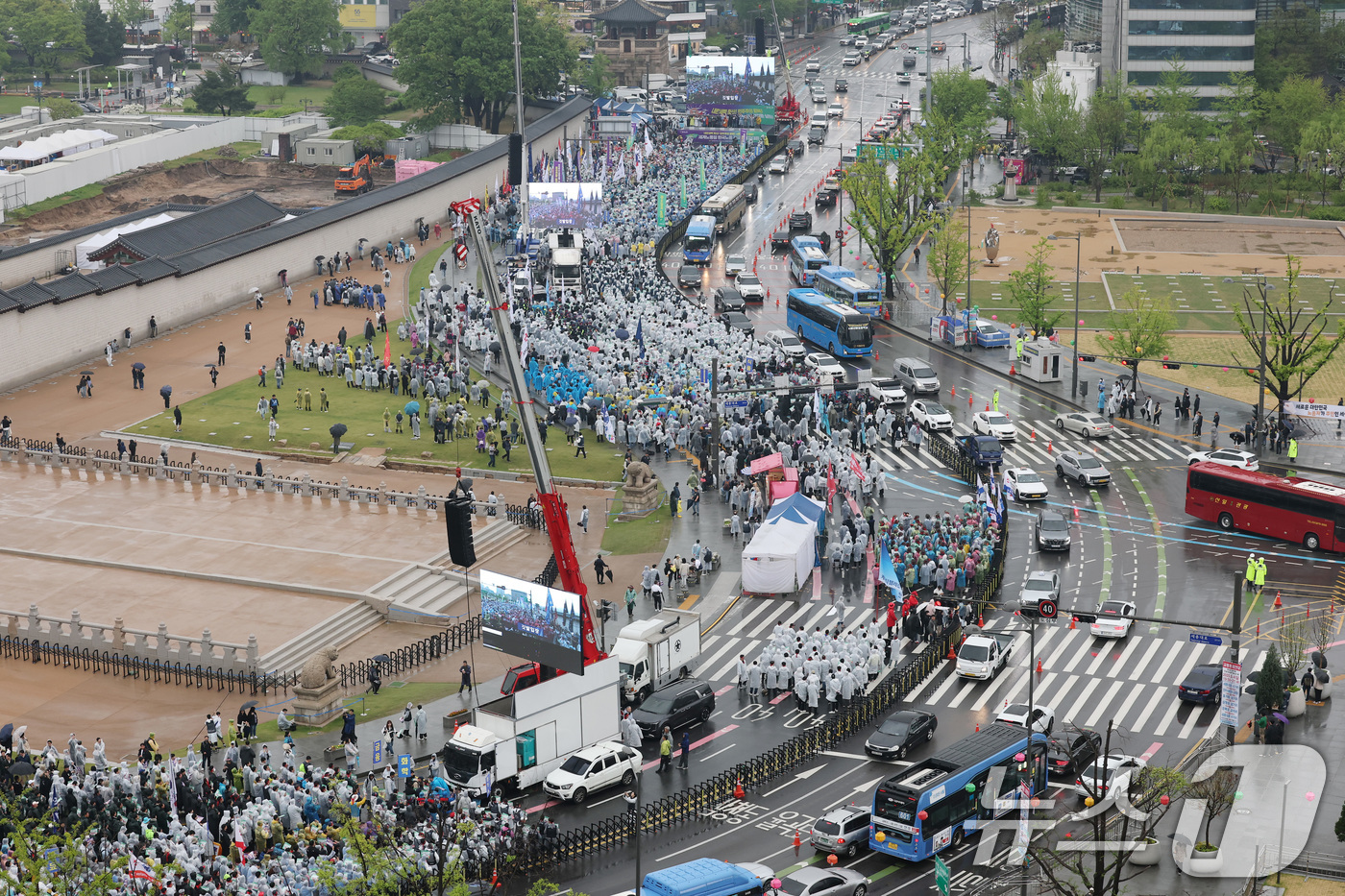 (서울=뉴스1) 임세영 기자 = 한국노동조합총연맹 관계자들이 1일 서울 종로구 경복궁 동십자각 인근에서 5.1 노동절 전국노동자대회를 갖고 주 4일제 도입, 사회보장제도 강화 등을 …