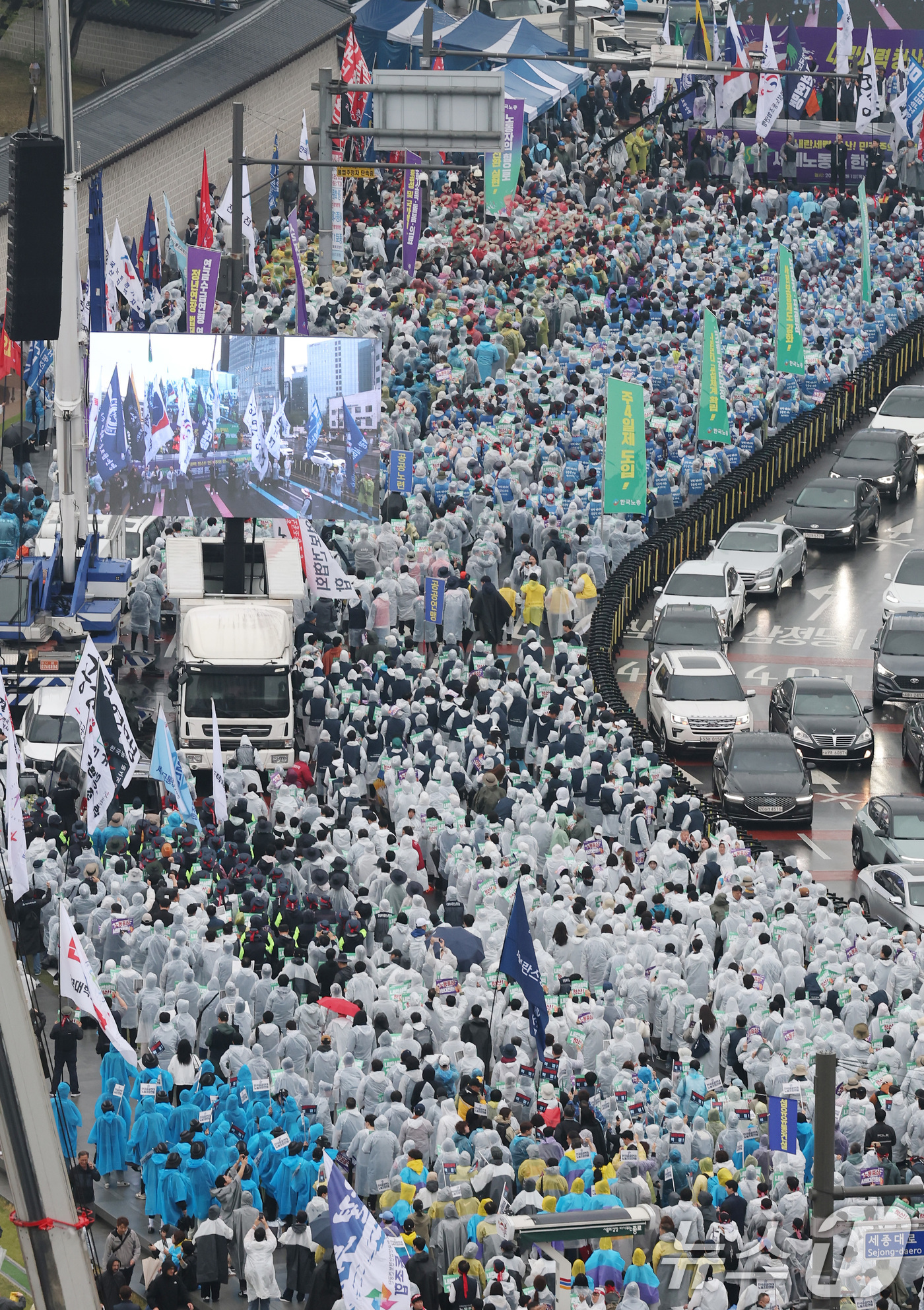(서울=뉴스1) 임세영 기자 = 한국노동조합총연맹 관계자들이 1일 서울 종로구 경복궁 동십자각 인근에서 5.1 노동절 전국노동자대회를 갖고 주 4일제 도입, 사회보장제도 강화 등을 …