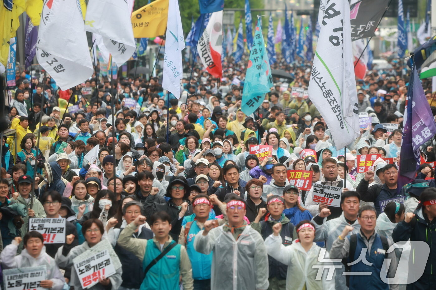 본문 이미지 - 민주노총 조합원들이 1일 오후 서울 숭례문 앞에서 가진 2025 세계 노동절 대회에서 구호를 외치고 있다.2025.5.1/뉴스1 ⓒ News1 김진환 기자