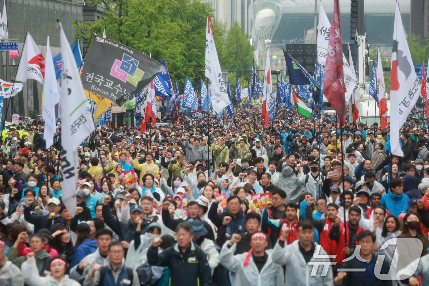 (서울=뉴스1) 김진환 기자 = 민주노총 조합원들이 1일 오후 서울 숭례문 앞에서 가진 2025 세계 노동절 대회에서 구호를 외치고 있다.2025.5.1/뉴스1