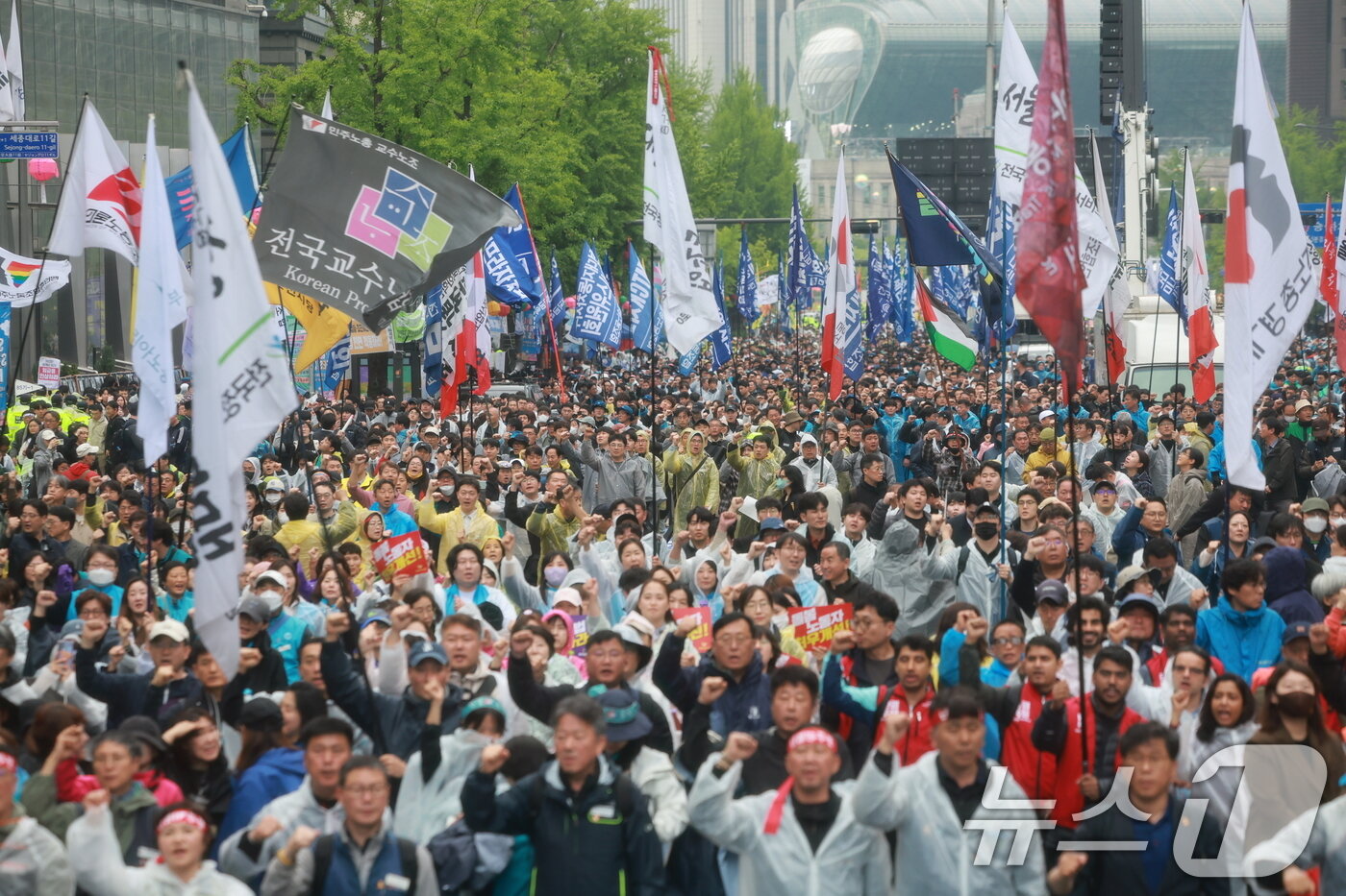 본문 이미지 - 민주노총 조합원들이 1일 오후 서울 숭례문 앞에서 가진 2025 세계 노동절 대회에서 구호를 외치고 있다.2025.5.1/뉴스1 ⓒ News1 김진환 기자